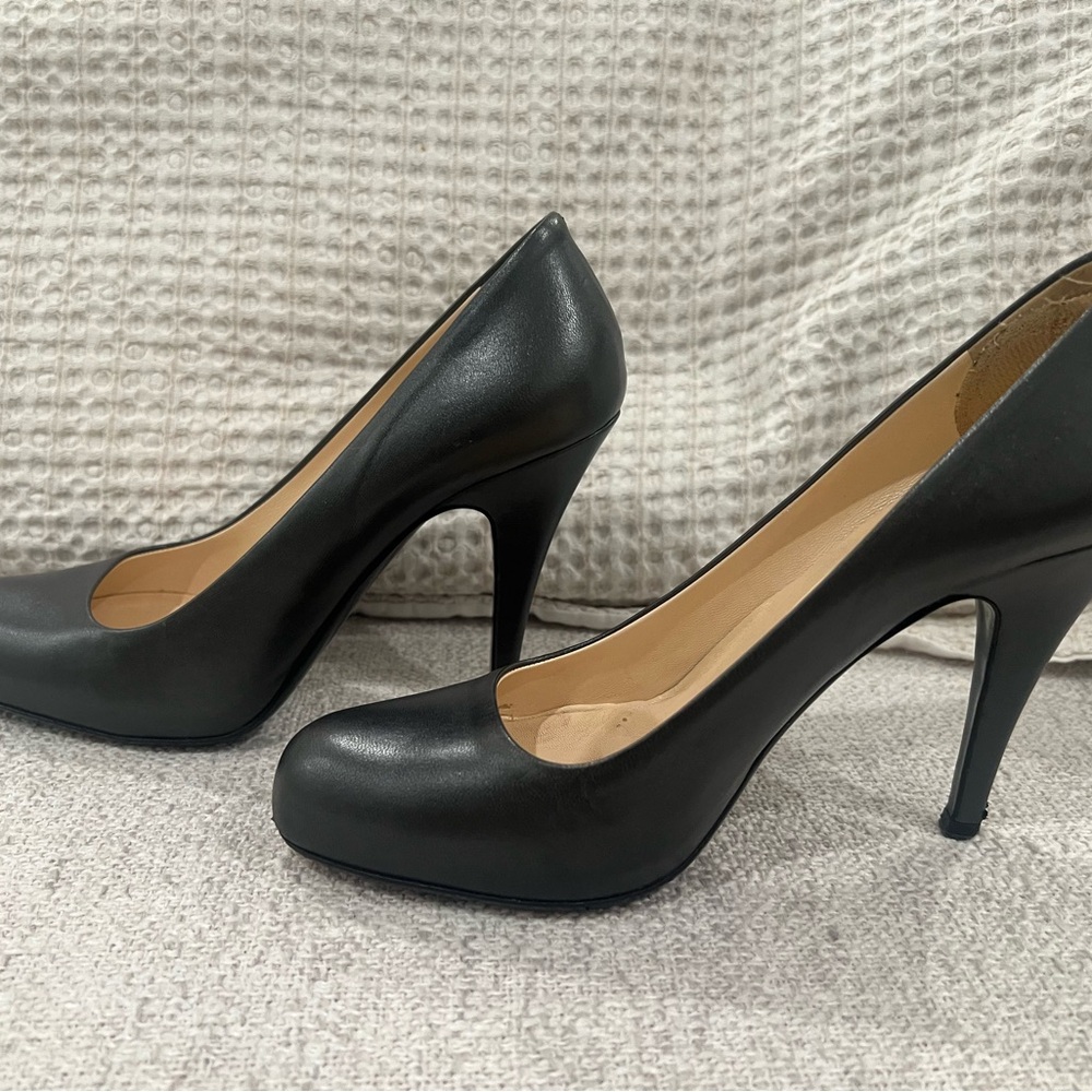 Authentic Prada Round Toe Pump - Picture 2 of 9